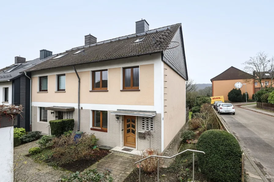 Straßenansicht - Haus kaufen in Essen - Modernisierungsbedürftiges REH! Veredelter Rohbau in präferierter Wohnlage von Kupferdreh