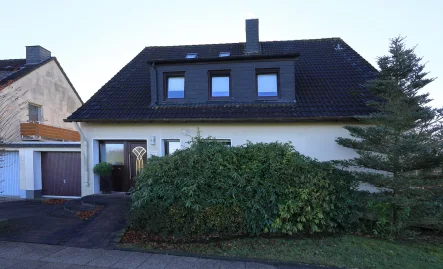 Straßenansicht - Haus kaufen in Essen, Fischlaken - 257 m² großes Zweifamilienhaus +Traumgrundstück in begehrter Wohnlage von Fischlaken