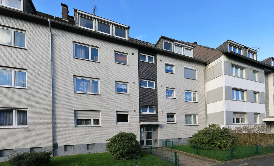 Vorderansicht - Wohnung kaufen in Essen - Ideal für Singles und Paare: gemütliche 2,5-Raum-Dachgeschosswohnung in Huttrop