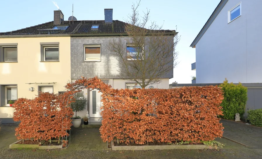 Vorderansicht - Haus kaufen in Bochum - Charmante und gut gepflegte Doppelhaushälfte mit hübschem Garten und großer Garage in Bochum-Hordel