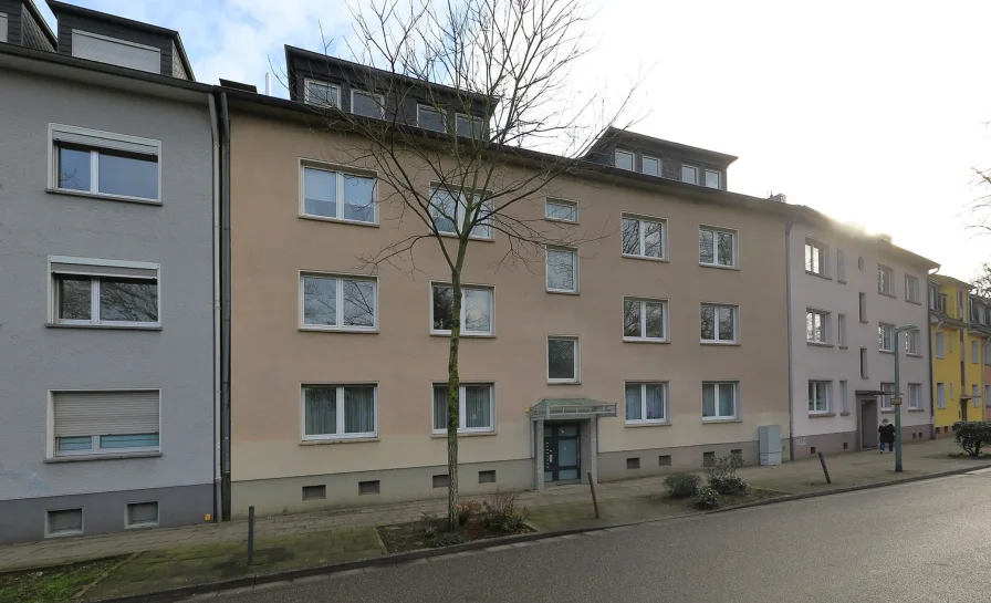 Straßenansicht - Wohnung kaufen in Essen - Schicke 3,5-Raum-Wohnung mit Loggia auf ca. 82 m² in reizvoller Lage Huttrops