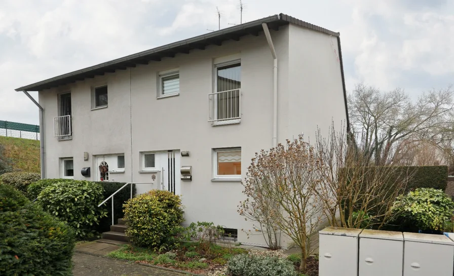 Straßenansicht - Haus kaufen in Essen - Junges Baujahr! DHH mit rd. 113 m², Garten und Garage in begehrter, ruhiger Sackgassenlage von Kray 