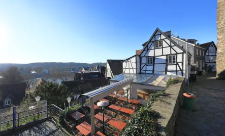 Blick auf den Biergarten - Gastgewerbe/Hotel kaufen in Essen - Für Denkmal-Liebhaber: Historisches Fachwerkgebäude mitten im Kettwiger Zentrum