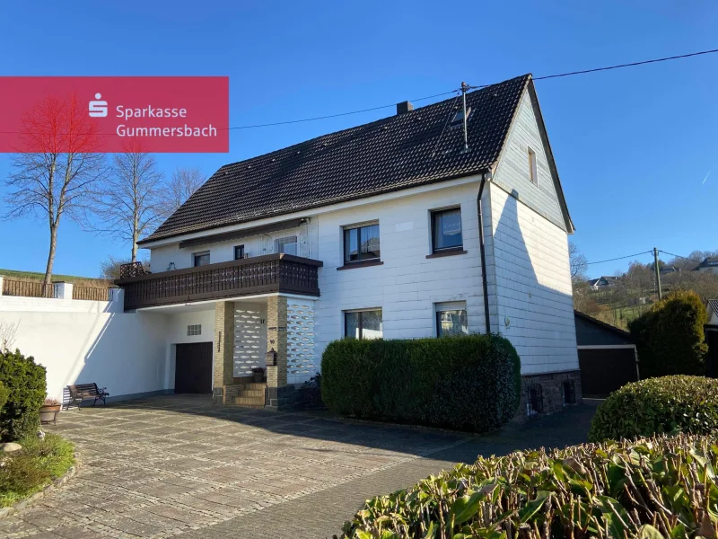 Seiten- & Giebelansicht - Haus kaufen in Wiehl - Schönes Ein- / Zweifamilienhaus in toller Vorortlage von Wiehl und Bielstein. 