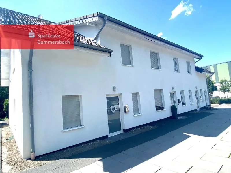 Hauseingang - Haus kaufen in Wiehl - Neuwertiges Eigenheim zur Kapitalanlage oder zum Selbstbezug nahe Bielstein!