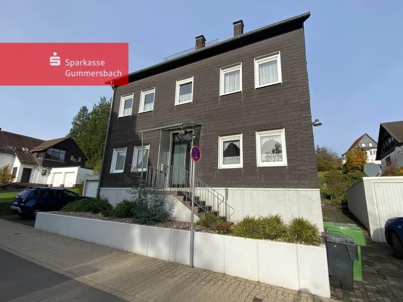 Straßenansicht - Haus kaufen in Bergneustadt - Zweifamilienhaus mit zusätzlichem Bauplatz!