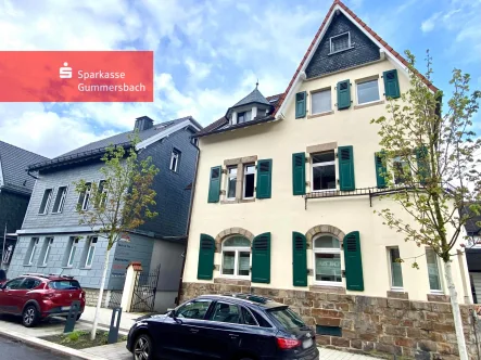 Vorderansicht - Haus kaufen in Wiehl - Gepflegtes Dreifamilienhaus mit Garten im Zentrum von Wiehl!