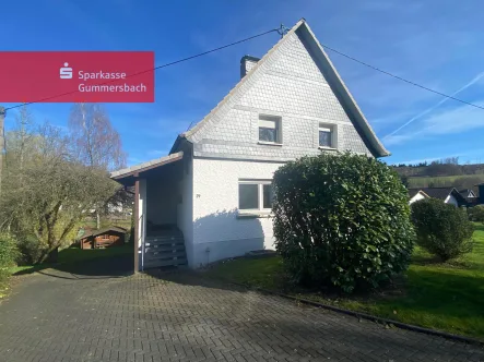 Straßenansicht - Haus kaufen in Bergneustadt - Viel Platz für die ganze Familie!