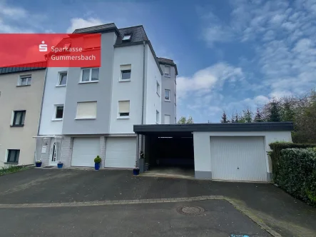 Hausansicht mit Garage und Carport - Wohnung kaufen in Bergneustadt - Zentral gelegene Dachgeschosswohnung!