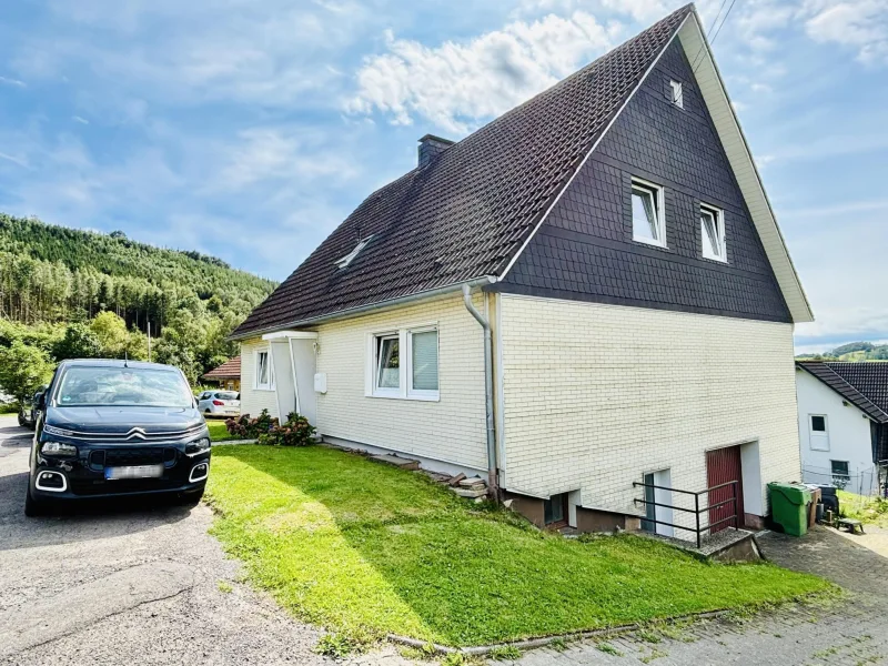 seitliche Ansicht mit Blick auf Garage