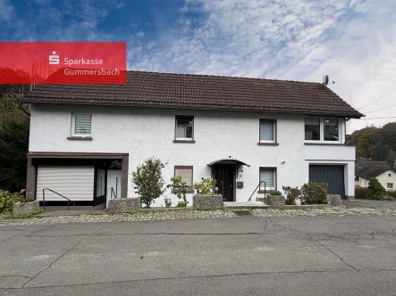 Straßenansicht - Haus kaufen in Gummersbach - Viel Platz in beliebter Lage!