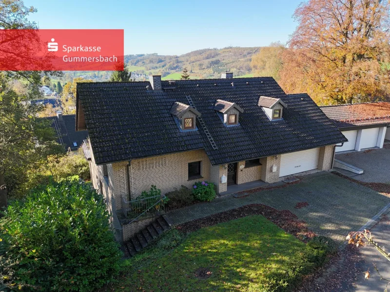 Außenansicht - Haus kaufen in Gummersbach - Exklusives Einfamilienhaus mit Einliegerwohnung und atemberaubendem Fernblick!