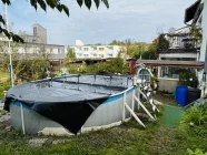 Poolanlage und Gartenansicht