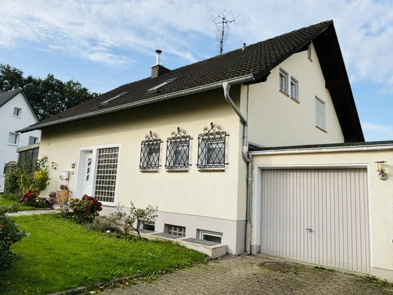 Giebelansicht II und Garage