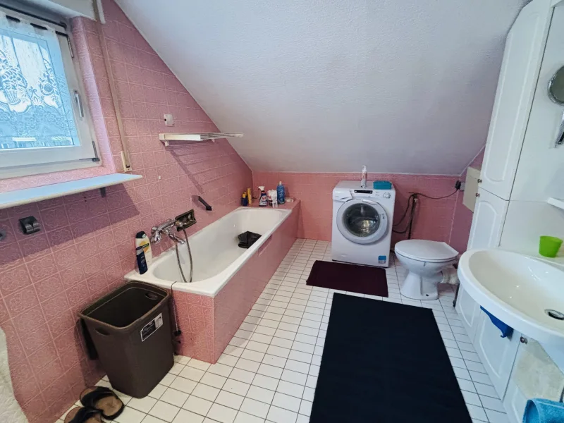 Badezimmer Einliegerwohnung (Badewanne und Dusche)