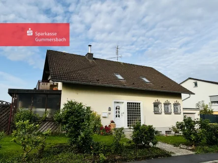 Straßenansicht - Haus kaufen in Nümbrecht - Großzügiges Einfamilienhaus mit Einliegerwohnung im Zentrum von Nümbrecht!