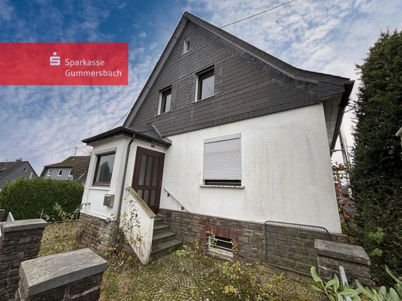 Ansicht Eingangsbereich - Haus kaufen in Waldbröl - Charmantes Eigenheim in ruhiger Dorflage!