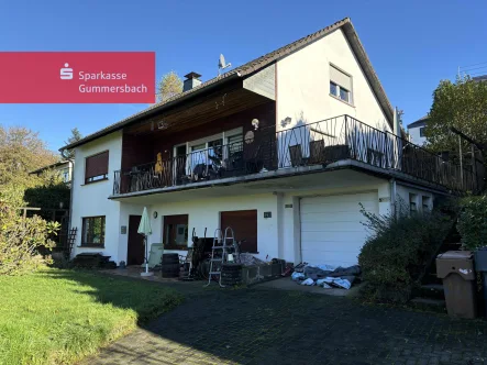 Straßenansicht - Haus kaufen in Gummersbach - Selbstnutzer und Vermieter gleichzeitig!