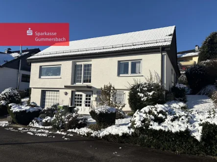 Straßenansicht - Haus kaufen in Gummersbach - Gepflegtes Eigenheim in zentraler Lage!