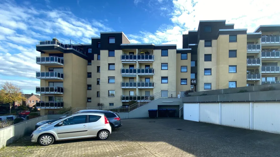Straßensansicht - Wohnung kaufen in Heiligenhaus - Gepflegte 3-Raum-Wohnung mit Stellplatz zur Kapitalanlage in Heiligenhaus-Heide