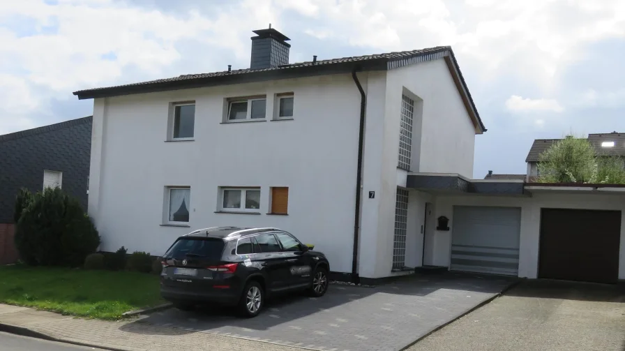 Hausansicht - Haus kaufen in Velbert - Zweifamilienhaus in Höhenlage von Velbert-Neviges