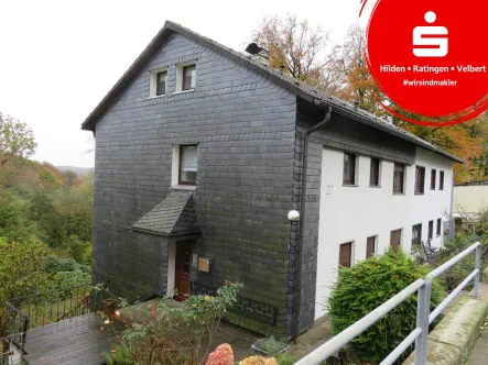 Haus giebelseitig mit Eingangsbereich - Haus kaufen in Velbert - Zweifamilienhaus mit Fernblick in Velbert-Langenberg!