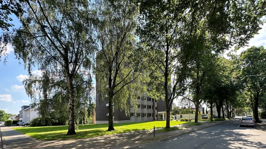 Straßenansicht - Wohnung kaufen in Ratingen - Sanierungsbedürftiges Apartment in Ratingen-Süd