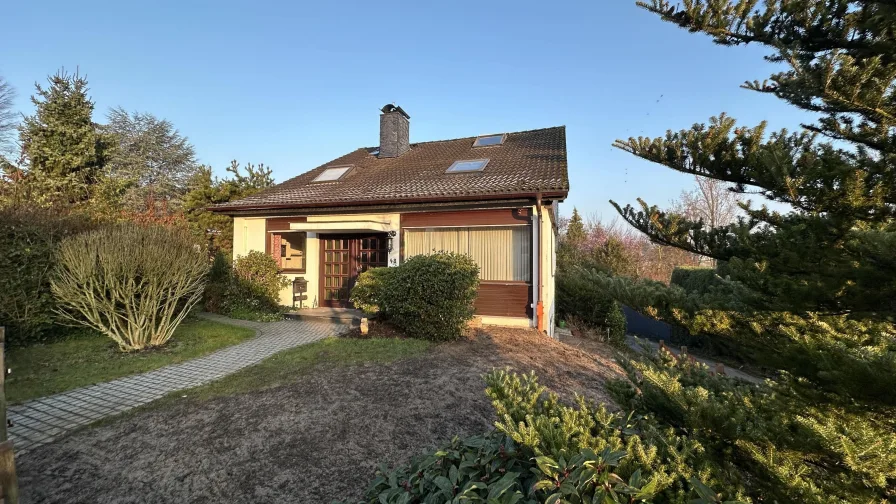 Straßenansicht - Haus kaufen in Mettmann - Freistehendes Einfamilienhaus in Split-Level-Bauweise mit schönem Südwest-Garten und Garage