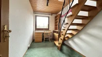 Kinderzimmer mit Treppenaufgang zum Spitzboden