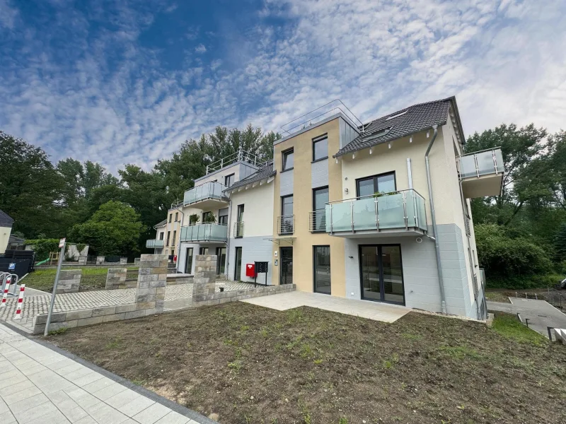 Blick auf das Haus - Wohnung kaufen in Hilden - Energiesparende Erdgeschosswohnung mit Terrasse und Garten!