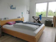 Das Elternschlafzimmer - ein Ankleidebereich befindet sich nebenan.