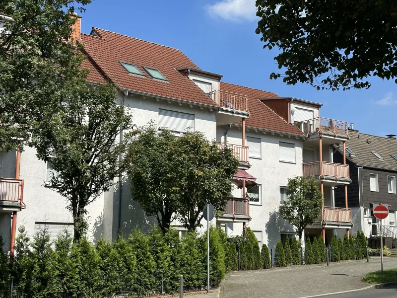 Ein Blick von der Straßenseite. - Wohnung kaufen in Velbert - Wohnung für Junge und Junggebliebene!