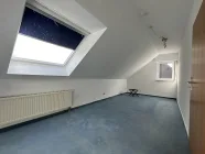 Das Schlafzimmer mit Platz für eine Homeoffice Ecke.