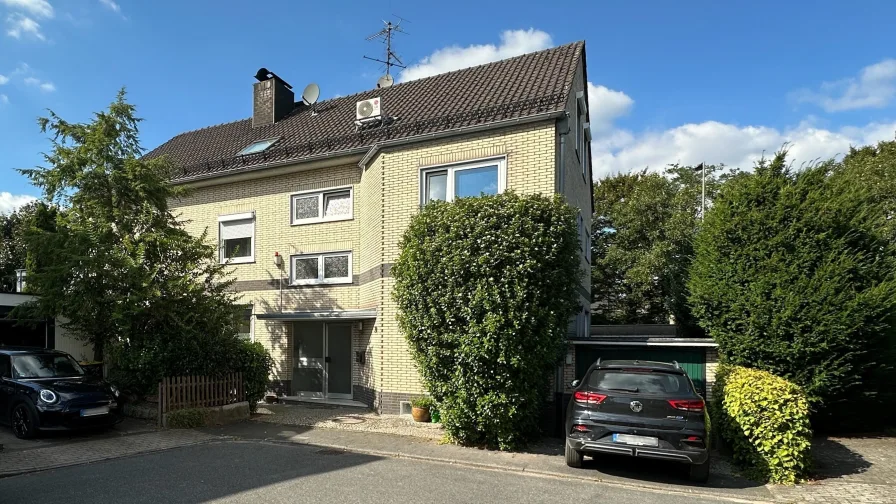 Straßenansicht - Wohnung kaufen in Ratingen - Zu Fuß in die City...Freundliche und helle 3-Raum-Wohnung mit großer Sonnenterrasse und Garage