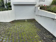 Garage und Stellplatz davor