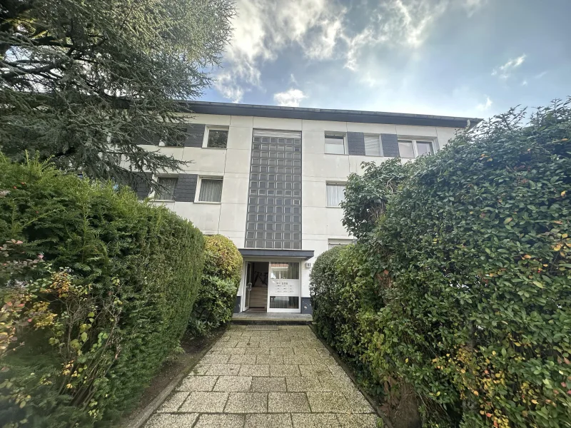 Haus Front - Wohnung kaufen in Ratingen - Modernisierte 3-4 Zimmer ETW mit Balkon und Garage in Ratingen-Hösel