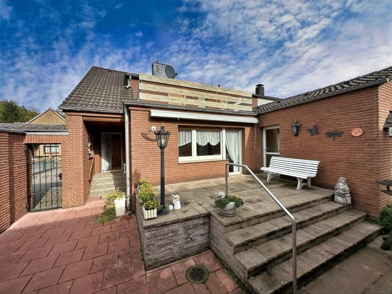 Vorderhaus Rückansicht, Eingang, Terrasse und Dachterrasse