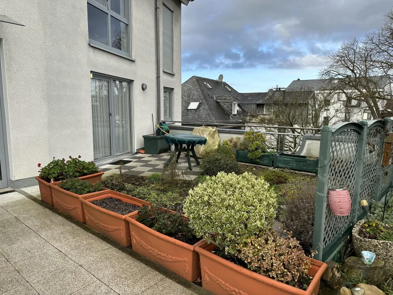 Terrasse mit Gartenstück vor dem Schlafzimmer