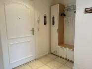 Wohnungseingangstür mit Gegensprechanlage/Türöffner und Garderobe.