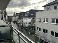 Blick vom Balkon stadtaufwärts.