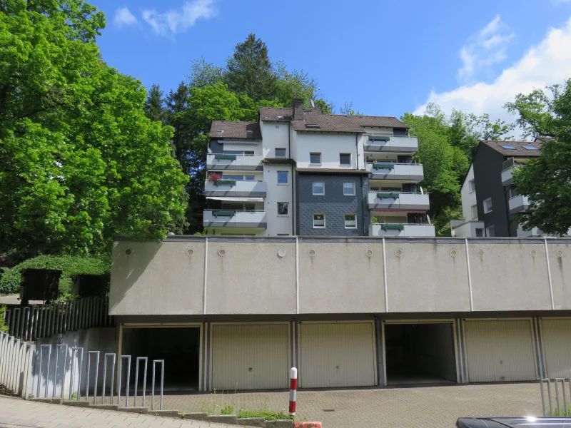 Ansicht von der Straße (Sommer).