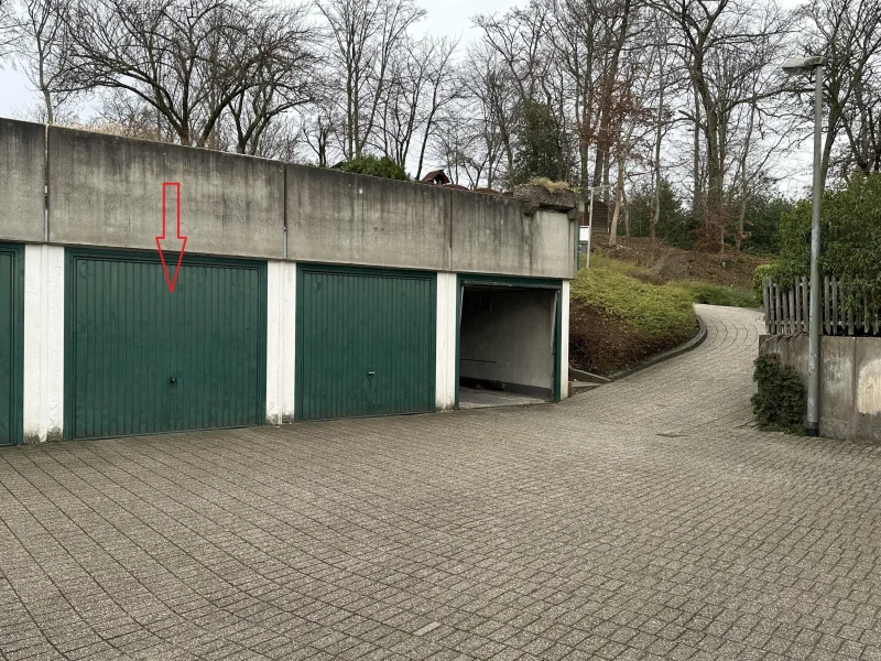 Garage zum Haus.