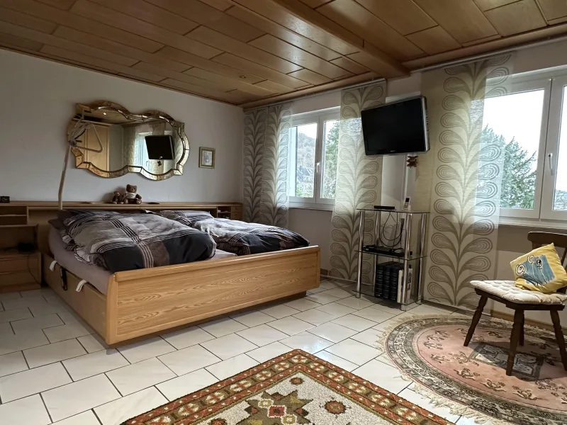 Das geräumige Schlafzimmer ist zur Gartenseite gelegen.