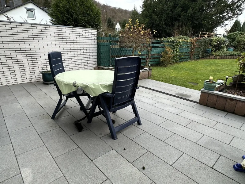 Großzügige Terrasse vor dem Wohnzimmer.