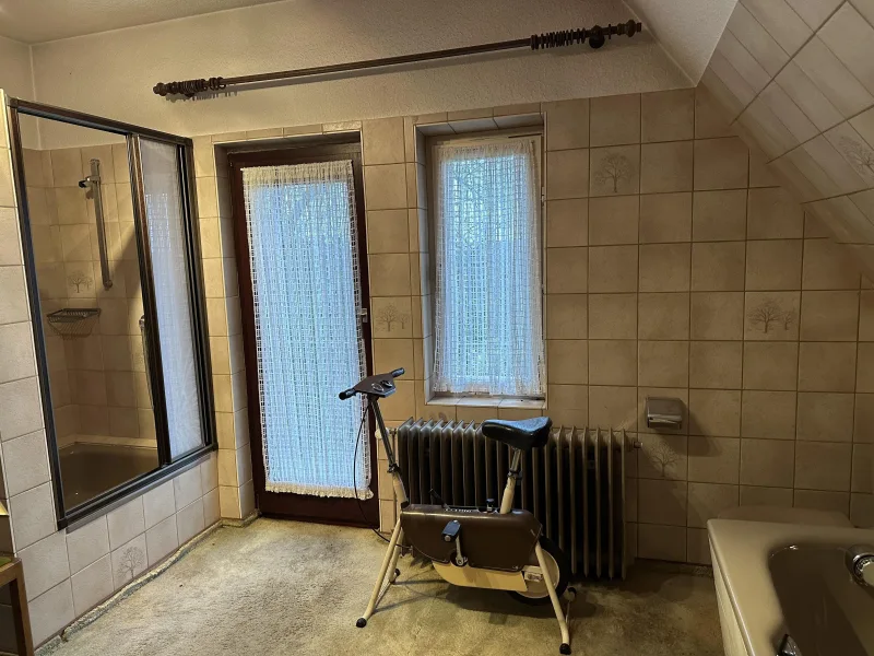 Das Bad mit Wanne und Dusche hat einen Ausgang zum Balkon2673