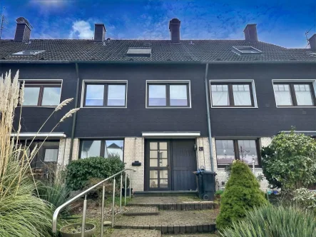 Haus Frontansicht - Haus kaufen in Ratingen - Reihenmittelhaus mit Garage und Garten in Ratingen-Breitscheid