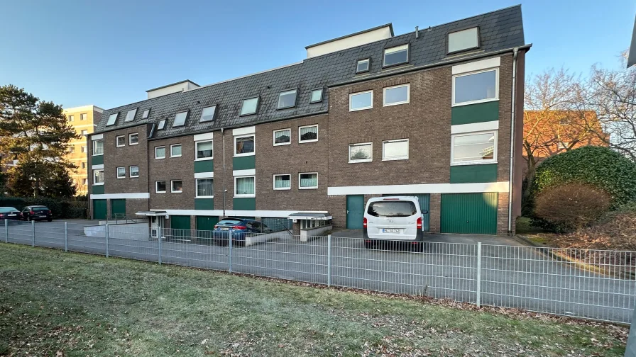 Straßenansicht - Wohnung kaufen in Ratingen - Helle Drei-Raum-Wohnung mit großem Balkon und großer Garage in Ratingen Lintorf