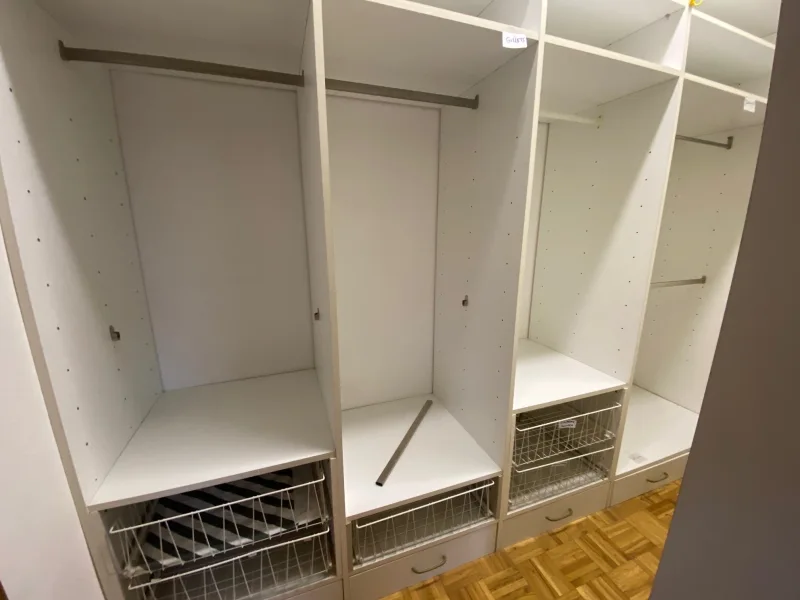 Begehbarer Kleiderschrank