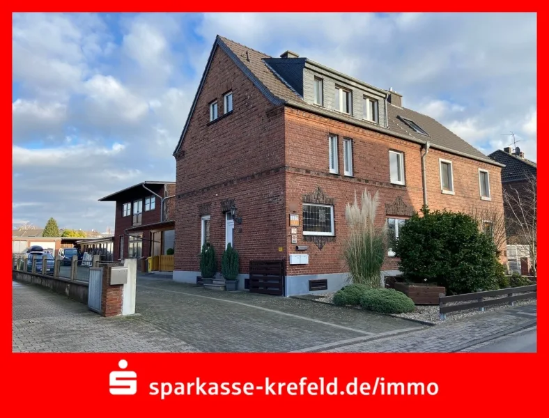 Straßenansicht - Haus kaufen in Meerbusch - Doppelhaushälfte mit Gewerbeteil und 2 Garagen