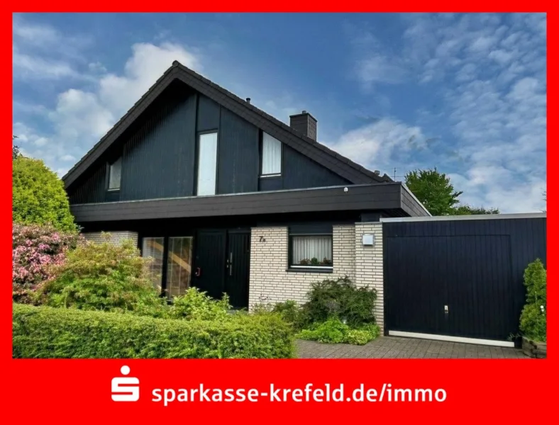 Straßenansicht - Haus kaufen in Krefeld - Freistehendes Zweifamilienhaus mit Garage